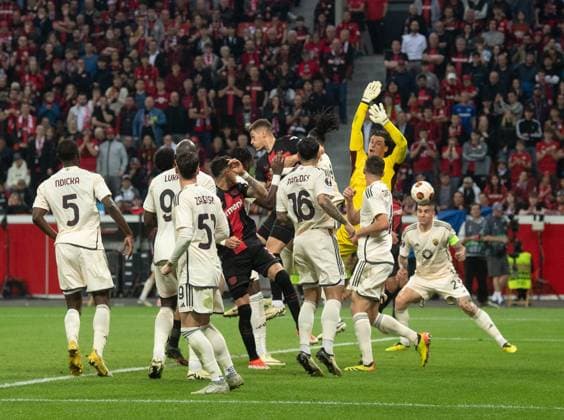 Fussball, Herren, Saison 2023 2024, Europa League (Halbfinale, Rückspiel), Bayer 04 Leverkusen - AS Rom, Eigentor von Gianluca Mancini (r., AS Rom) zum Tor zum 1:2, 09.05.2024, Copyright: xSebastianxRäppold MatthiasxKochx