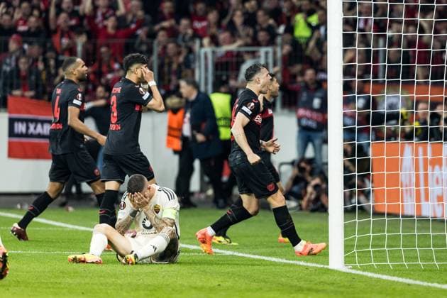 UEFA Europa League Halbfinale; Bayer 04 Leverkusen vs. AS Rom, 09.05.2024 Jubel zum 1:2 durch Eigentor von Gianluca Mancini (AS Roma, 23) Mancini sitzt fassungslos auf dem Boden, die Spieler von Bayer 04 Leverkusen jubeln UEFA Europa League: Bayer 04 Leverkusen - AS Roma, Leverkusen, BayArena am 09.05.2024 Copyright: xBEAUTIFULxSPORTS Wunderlx