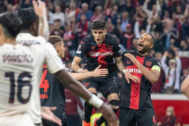 Fussball: UEFA Europa League, Saison 2023 2024, Halbinale, Rueckspiel, Bayer 04 Leverkusen - AS Rom am 09.05.2024 in der BayArena in Leverkusen. Patrik Schick (Bayer 04 Leverkusen, 14), Piero Hincapie (Bayer 04 Leverkusen, 03) und Jonathan Tah (Bayer 04 Leverkusen, 04) bejubeln das Tor zum 1:2. Foto: Kirchner-Media TH Copyright: xKirchner-Media THx