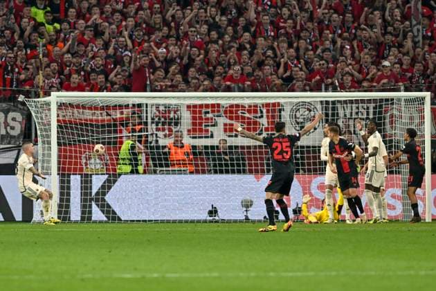 Gianluca Mancini ( 23, AS Roma) erzielt das Tor zum 1:2 (Eigentor) 09.05.2024 Fussball Europa League, Bayer Leverkusen vs AS Rom, BayArena, Leverkusen, NRW Germany
