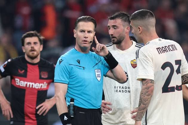 Schiedsrichter Danny Makkelie spricht mit dem VAR (Videoschiedsrichter) beim Spiel der Europa League (Halbfinale-Rückspiel) Bayer 04 Leverkusen - AS Rom. Copyright: Thomas Pakusch