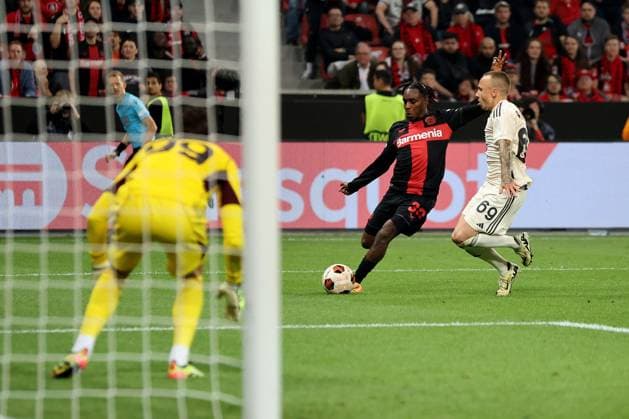 Jeremie Frimpong (Bayer 04 Leverkusen) und är69 beim Spiel der Europa League (Halbfinale-Rückspiel) Bayer 04 Leverkusen - AS Rom. Copyright: Thomas Pakusch