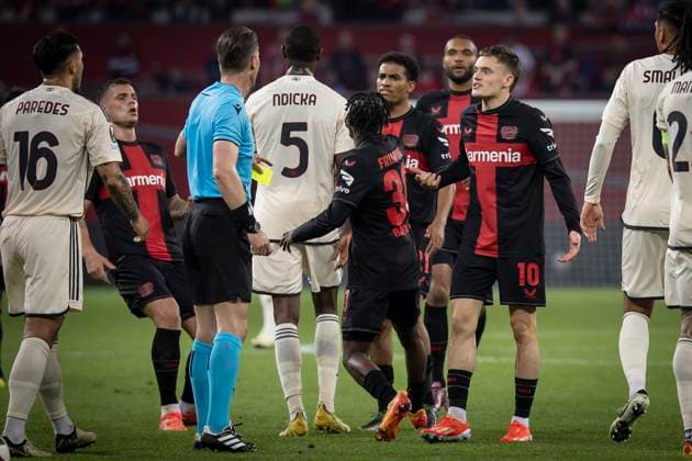 UEFA Europa League Halbfinale; Bayer 04 Leverkusen vs. AS Roma, 09.05.2024 Schiedsrichter Danny Makkelie (Niederlande) zeigt die gelbe Karte für Florian Wirtz (Bayer 04 Leverkusen, 10) während des Europa-League-Halbfinales zwischen Bayer 04 Leverkusen und AS Rom in der BayArena am 09.05.2024 in Leverkusen, Deutschland. DFL REGULATIONS PROHIBIT ANY USE OF PHOTOGRAPHS AS IMAGE SEQUENCES AND OR QUASI-VIDEO. Copyright: xBEAUTIFULxSPORTS AxelxKohringx