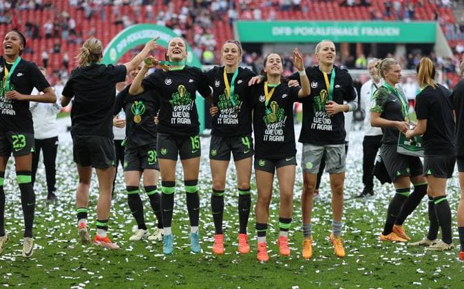 09.05.2024, Fussball Frauen DFB-Pokalfinale in Köln, FC Bayern München - VfL Wolfsburg, emonline, emspor, v.l., Diana Nemeth (VfL Wolfsburg), Kathrin Hendrich (VfL Wolfsburg), Nuria Rabano Blanco (VfL Wolfsburg), Torhüterin Merle Froms (VfL Wolfsburg) feiern mit den Fans DFL DFB REGULATIONS PROHIBIT ANY USE OF PHOTOGRAPHS AS IMAGE SEQUENCES AND OR QUASI-VIDEO. xdcx Copyright: HMBxMedia