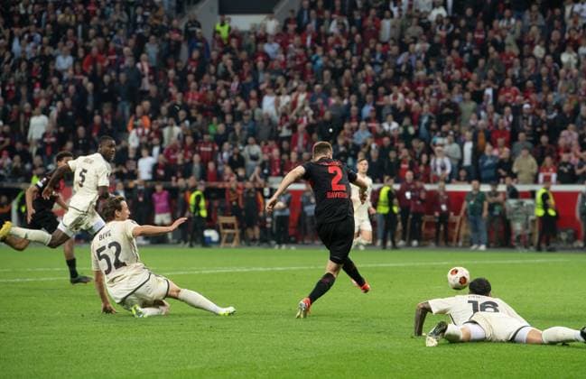 Fussball, Herren, Saison 2023 2024, Europa League (Halbfinale, Rückspiel), Bayer 04 Leverkusen - AS Rom, Josip Stanisic (2, Bayer 04 Leverkusen) erzielt das Tor zum 2:2 gegen , 09.05.2024, Copyright: xSebastianxRäppold MatthiasxKochx