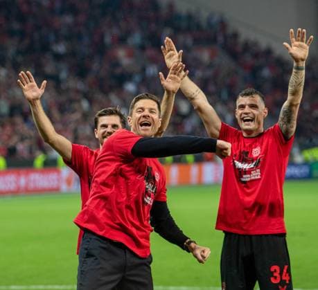 Fussball, Herren, Saison 2023 2024, Europa League (Halbfinale, Rückspiel), Bayer 04 Leverkusen - AS Rom, v.l. Jonas Hofmann (Bayer Leverkusen), Trainer Xabi Alonso (Bayer Leverkusen), Granit Xhaka (Bayer Leverkusen), Jubel nach Abpfiff, 09.05.2024, Copyright: xSebastianxRäppold MatthiasxKochx