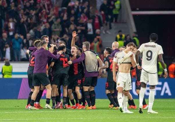 Fussball, Herren, Saison 2023 2024, Europa League (Halbfinale, Rückspiel), Bayer 04 Leverkusen - AS Rom, Leverkusener Jubel nach dem Abpfiff, mit der 10 Florian Wirtz (Bayer 04 Leverkusen), 09.05.2024, Copyright: xSebastianxRäppold MatthiasxKochx