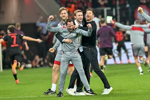 Xabi Alonso (Bayer Leverkusen) und Simon Rolfes jubeln nach den Tor zum 2:2, Torschütze Josip Stanisic ( 2, Bayer Leverkusen) 09.05.2024 Fussball Europa League, Bayer Leverkusen vs AS Rom, BayArena, Leverkusen, NRW Germany