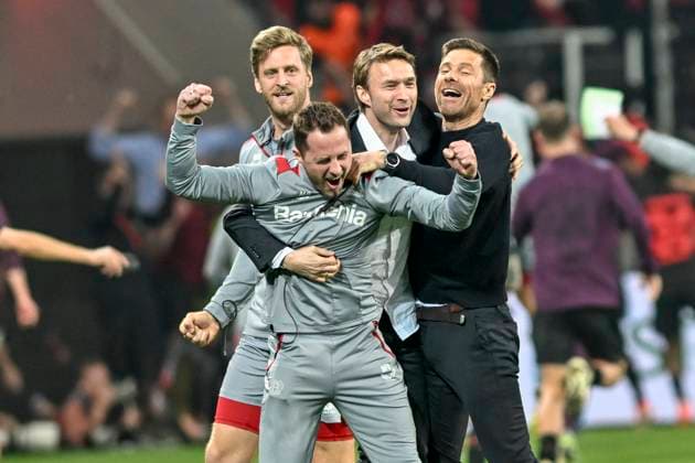 Bilder des Jahres 2024, Sport 05 Mai Sport Themen der Woche KW19 Sport Bilder des Tages Xabi Alonso (Bayer Leverkusen) und Simon Rolfes jubeln nach den Tor zum 2:2, Torschütze Josip Stanisic ( 2, Bayer Leverkusen) 09.05.2024 Fussball Europa League, Bayer Leverkusen vs AS Rom, BayArena, Leverkusen, NRW Germany *** Xabi Alonso Bayer Leverkusen and Simon Rolfes cheer after the goal to 2 2, scorer Josip Stanisic 2, Bayer Leverkusen 09 05 2024 Soccer Europa League, Bayer Leverkusen vs AS Roma, BayArena, Leverkusen, NRW Germany Copyright: xpepphotox xHorstxMauelshagenx pep00321, pep_20240509_hm