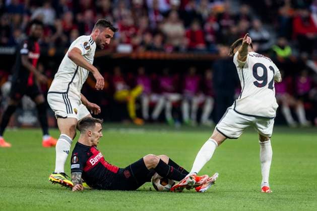 Leverkusen, Bayarena, 09.05.2024: Alejandro Grimaldo of Leverkusen (M) challenges Stephan El Shaarawy of Rom during the Europaleague match Europa League Bayer 04 Leverkusen vs. AS Rom.