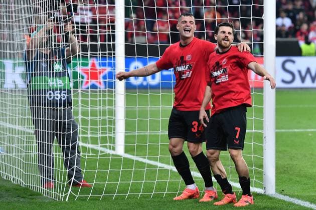 Fußball Europa League Halbfinale Bayer 04 Leverkusen - AS Rom am 09.05.2024 in der BayArena in Leverkusen Granit Xhaka ( Leverkusen ), links - Jonas Hofmann ( Leverkusen ), rechts - feiern den Einzug ins Finale
