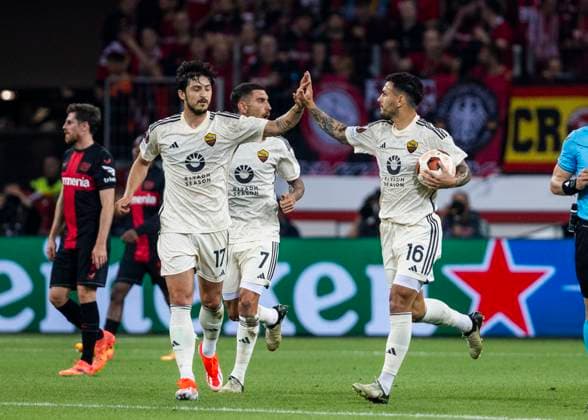 Leverkusen, Bayarena, 09.05.2024: Leandro Paredes of Rom (R) celebrates scoring the 1:0 goal during the Europaleague match Europa League Bayer 04 Leverkusen vs. AS Rom.