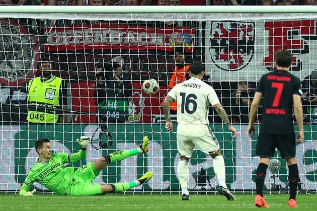 Leandro Paredes (AS Rom, 16)schieß schiesst per Foul-Elfmeter Elfmeter das Tor zum 0:1 gegen Torwart Matej Kovar (Bayer 04 Leverkusen, 17), GER, Bayer 04 Leverkusen vs. AS Rom, UEFA Europa League 2023 24, Halbfinal-Rückspiel, 09.05.2024, GER, Bayer 04 Leverkusen vs. AS Rom, UEFA Europa League 2023 24, Halbfinal-Rückspiel, 09.05.2024, Foto: Eibner-Pressefoto Gabriel Boia Leverkusen Copyright: xGabrielxBoiax EP_EER