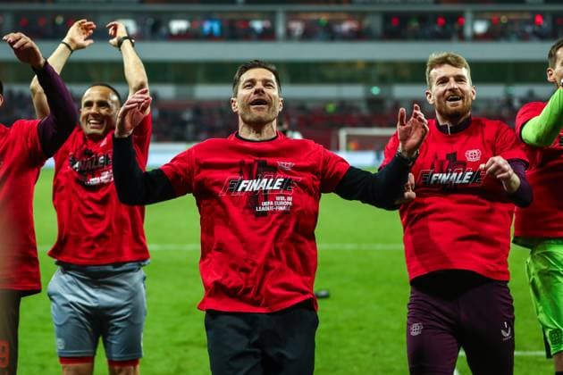 Xabi Alonso (Bayer 04 Leverkusen, Chef-Trainer) feiert den Sieg mit den Fans, GER, Bayer 04 Leverkusen vs. AS Rom, UEFA Europa League 2023 24, Halbfinal-Rückspiel, 09.05.2024, GER, Bayer 04 Leverkusen vs. AS Rom, UEFA Europa League 2023 24, Halbfinal-Rückspiel, 09.05.2024, Foto: Eibner-Pressefoto Gabriel Boia Leverkusen Copyright: xGabrielxBoiax EP_EER