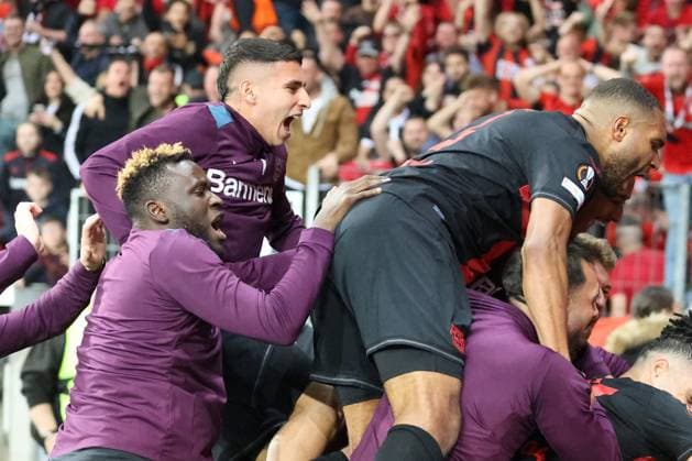 Die Spieler von Bayer 04 Leverkusen freuen sich über das Tor zum 2:2 durch Josip Stanisic (Bayer 04 Leverkusen) beim Spiel der Europa League (Halbfinale-Rückspiel) Bayer 04 Leverkusen - AS Rom. Copyright: Thomas Pakusch