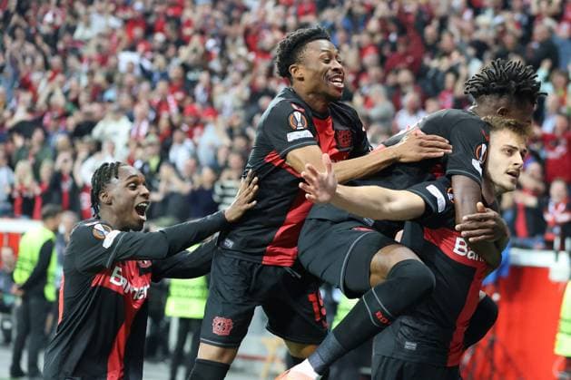 Die Spieler von Bayer 04 Leverkusen freuen sich über das Tor zum 2:2 durch Josip Stanisic (Bayer 04 Leverkusen) beim Spiel der Europa League (Halbfinale-Rückspiel) Bayer 04 Leverkusen - AS Rom. Copyright: Thomas Pakusch