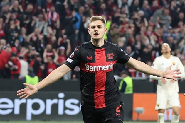 Die Spieler von Bayer 04 Leverkusen freuen sich über das Tor zum 2:2 durch Josip Stanisic (Bayer 04 Leverkusen) beim Spiel der Europa League (Halbfinale-Rückspiel) Bayer 04 Leverkusen - AS Rom. Copyright: Thomas Pakusch