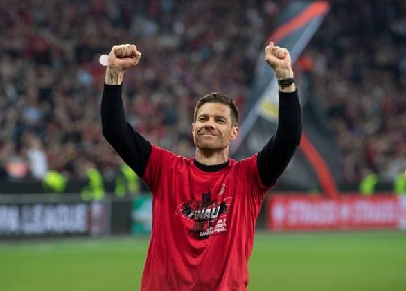 Fussball, Herren, Saison 2023 2024, Europa League (Halbfinale, Rückspiel), Bayer 04 Leverkusen - AS Rom, Trainer Xabi Alonso (Bayer 04 Leverkusen) mit Final-Shirt, Jubel nach dem Abpfiff, 09.05.2024, Copyright: xSebastianxRäppold MatthiasxKochx