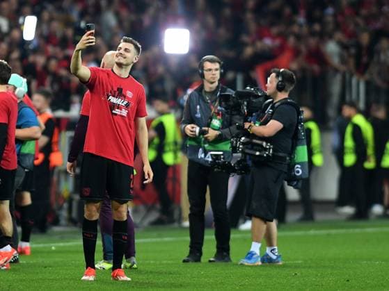 09.05.2024, Leverkusen, Germany, BayARENA, Bayer 04 Leverkusen vs AS Rom - UEFA Europa League 2023 2024 - Semi-finals second leg, Josip Stanisic (Bayer 04 Leverkusen) macht ein selfie (Foto Ralf Treese) Leverkusen BayARENA North Rhine-Westphalia Germany