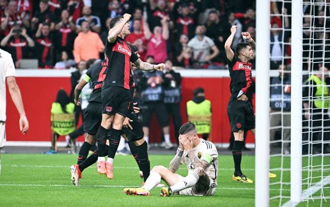 Fussball, Europa League, Deutschland, Herren, Saison 2023 2024, Halbfinale Rückspiel, BayArena Leverkusen, Bayer Leverkusen - AS Rom 2:2; Granit Xhaka (LEV), Piero Hincapie (LEV), Jonathan Tah (LEV) und Exequiel Palacios (LEV) bejubeln das Eigentor von Pechvogel Lorenzo Pellegrini (ASR). Jubel, Freude, Aktion, Enttäuschung, Frust. UEFA REGULATIONS PROHIBIT ANY USE OF PHOTOGRAPHS AS IMAGE SEQUENCES AND OR QUASI-VIDEO