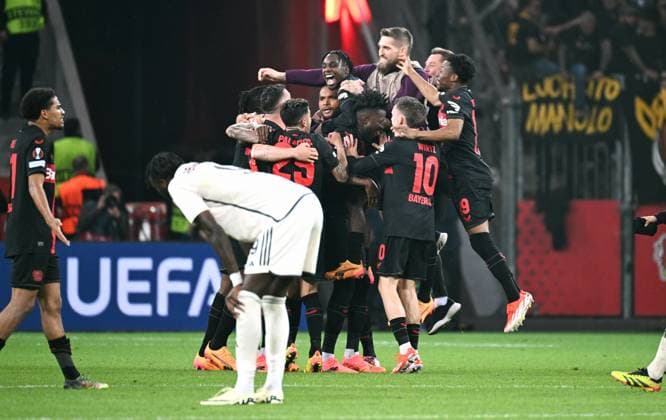 Fussball, Europa League, Deutschland, Herren, Saison 2023 2024, Halbfinale Rückspiel, BayArena Leverkusen, Bayer Leverkusen - AS Rom 2:2; Schlussjubel Bayer. Jubel, Freude, Aktion. UEFA REGULATIONS PROHIBIT ANY USE OF PHOTOGRAPHS AS IMAGE SEQUENCES AND OR QUASI-VIDEO