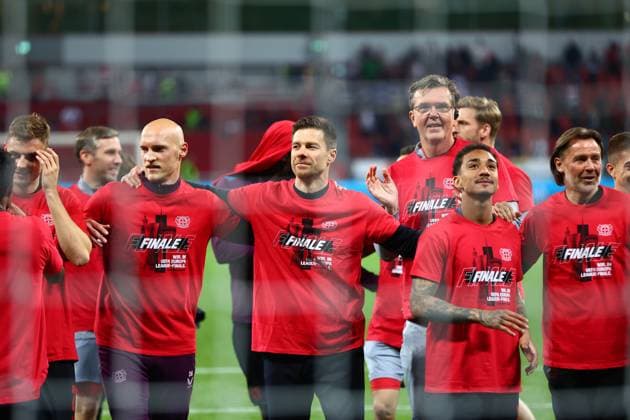 Bayer 04 Leverkusen vs. AS Roma, Fussball, Europa League, Halbfinale, Rueckspiel, 09.05.2024 Bayer 04 Leverkusen feiert den Einzug ins Finale Cheftrainer Xabi Alonso (Bayer 04 Leverkusen) (Mitte) Leverkusen NRW Deutschland