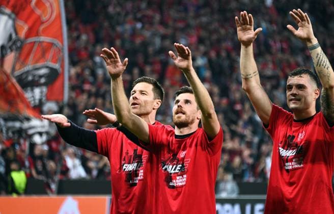 Fussball, Europa League, Deutschland, Herren, Saison 2023 2024, Halbfinale Rückspiel, BayArena Leverkusen, Bayer Leverkusen - AS Rom 2:2; Cheftrainer Xabi Alonso (LEV) feiert den Einzug ins Finale, zusammen mit Jonas Hofmann (LEV). Jubel, Freude, Aktion. UEFA REGULATIONS PROHIBIT ANY USE OF PHOTOGRAPHS AS IMAGE SEQUENCES AND OR QUASI-VIDEO