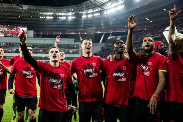UEFA Europa League Halbfinale; Bayer 04 Leverkusen vs. AS Rom, 09.05.2024 Die Spieler von Bayer 04 Leverkusen feiern mit der Kurve den Finaleinzug Florian Wirtz (Bayer 04 Leverkusen, 10), Adam Hlozek (Bayer 04 Leverkusen, 23), Odilon Kossounou (Bayer 04 Leverkusen, 6), Jonathan Tah (Bayer 04 Leverkusen, 4) UEFA Europa League: Bayer 04 Leverkusen - AS Roma, Leverkusen, BayArena am 09.05.2024 Copyright: xBEAUTIFULxSPORTS Wunderlx