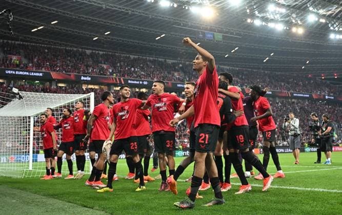 08.05.2024, xjrdrx, Fussball UEFA Europa League, Bayer 04 Leverkusen - AS Roma emspor, v.l. Arthur (Bayer Leverkusen), Exequiel Palacios (Bayer Leverkusen), Gustavo Puerta (Bayer Leverkusen), Alejandro Grimaldo (Bayer Leverkusen) und team jubeln jubelt nach Spielende celebrate at the end of the match. (DFL DFB REGULATIONS PROHIBIT ANY USE OF PHOTOGRAPHS as IMAGE SEQUENCES and or QUASI-VIDEO) Leverkusen