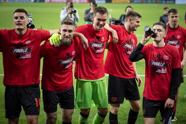 UEFA Europa League Halbfinale; Bayer 04 Leverkusen vs. AS Roma, 09.05.2024 Die Mannschaft feiert den Finaleinzug: v.l. Granit Xhaka (Bayer 04 Leverkusen, 34), Robert Andrich (Bayer 04 Leverkusen, 8), Matej Kovar (Bayer 04 Leverkusen, 17), Josip Stanisic (Bayer 04 Leverkusen, 2), Florian Wirtz (Bayer 04 Leverkusen, 10) nach dem Europa-League-Halbfinale zwischen Bayer 04 Leverkusen und AS Rom in der BayArena am 09.05.2024 in Leverkusen, Deutschland. DFL REGULATIONS PROHIBIT ANY USE OF PHOTOGRAPHS AS IMAGE SEQUENCES AND OR QUASI-VIDEO. Copyright: xBEAUTIFULxSPORTS AxelxKohringx