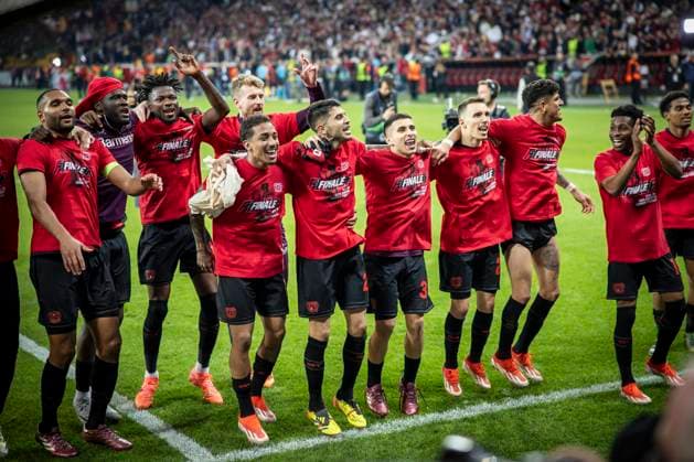 UEFA Europa League Halbfinale; Bayer 04 Leverkusen vs. AS Roma, 09.05.2024 Die Mannschaft feiert den Finaleinzug: v.l. Granit Xhaka (Bayer 04 Leverkusen, 34), Robert Andrich (Bayer 04 Leverkusen, 8), Matej Kovar (Bayer 04 Leverkusen, 17), Josip Stanisic (Bayer 04 Leverkusen, 2), Florian Wirtz (Bayer 04 Leverkusen, 10) nach dem Europa-League-Halbfinale zwischen Bayer 04 Leverkusen und AS Rom in der BayArena am 09.05.2024 in Leverkusen, Deutschland. DFL REGULATIONS PROHIBIT ANY USE OF PHOTOGRAPHS AS IMAGE SEQUENCES AND OR QUASI-VIDEO. Copyright: xBEAUTIFULxSPORTS AxelxKohringx