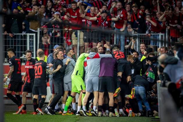UEFA Europa League Halbfinale; Bayer 04 Leverkusen vs. AS Roma, 09.05.2024 Jubeltraube nach dem 2:2 Ausgleichstreffer durch Josip Stanisic (Bayer 04 Leverkusen, 2) während des Europa-League-Halbfinales zwischen Bayer 04 Leverkusen und AS Rom in der BayArena am 09.05.2024 in Leverkusen, Deutschland. DFL REGULATIONS PROHIBIT ANY USE OF PHOTOGRAPHS AS IMAGE SEQUENCES AND OR QUASI-VIDEO. Copyright: xBEAUTIFULxSPORTS AxelxKohringx