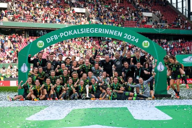 Sport Bilder des Tages Die Spielerinnen des VfL Wolfsburg feiern den Sieg, GER, FC Bayern Muenchen vs. VfL Wolfsburg, Fussball Frauen DFB Pokal Finale, Spielzeit 2023 2024, 09.05.2024 DFB regulations prohibit any use of photographs as image sequences and or quasi-video GER, FC Bayern Muenchen vs. VfL Wolfsburg, Fussball Frauen DFB Pokal Finale, Spielzeit 2023 2024, 09.05.2024 Koeln Copyright: xEibner-Pressefoto FlorianxWieganx EP_FWD