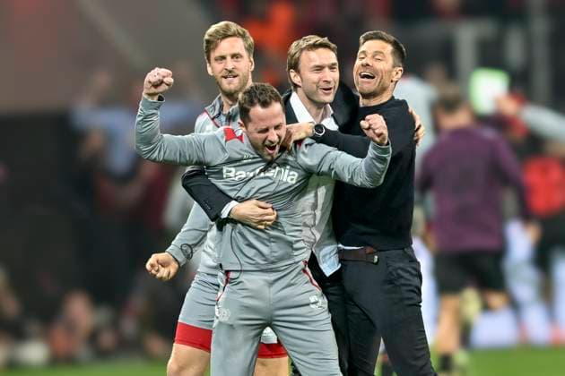 Xabi Alonso (Bayer Leverkusen) und Simon Rolfes jubeln nach den Tor zum 2:2, Torschütze Josip Stanisic ( 2, Bayer Leverkusen) 09.05.2024 Fussball Europa League, Bayer Leverkusen vs AS Rom, BayArena, Leverkusen, NRW Germany