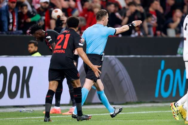 MAKKELIE Danny Schiedsrichter NED VAR entscheidet auf Strafstoss Videobeweis UEFA Europa League Saison 2023 - 2024 Halbfinale Rueckspiel Spiel Bayer 04 Leverkusen - AS Rom 2 : 2 am 09.05. 2024 in Leverkusen DFL REGULATIONS PROHIBIT ANY USE OF PHOTOGRAPHS as IMAGE SEQUENCES and or QUASI-VIDEO Copyright: xLacixPerenyix