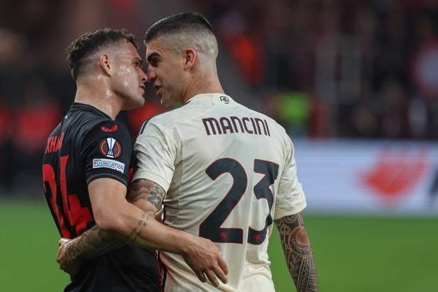 Europa League - Bayer 04 Leverkusen - AS Rom am 09.05.2024 in der BayArena in Leverkusen Granit Xhaka (Leverkusen 34) Kopf an Kopf mit Gianluca Mancini (AS Roma 23)