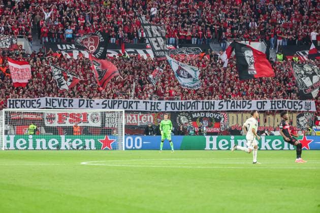 Europa League - Bayer 04 Leverkusen - AS Rom am 09.05.2024 in der BayArena in Leverkusen Die Fans von Bayer Leverkusen präsentieren ein Banner Spruchband Transparent - Heroes never die - support the foundation stands of heroes