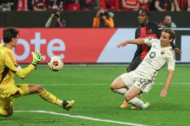 Europa League - Bayer 04 Leverkusen - AS Rom am 09.05.2024 in der BayArena in Leverkusen Jeremie Frimpong (Leverkusen 30) gegen Mile Svilar (AS Roma 99) und Edoardo Bove (AS Roma 52)