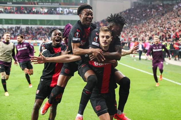 Europa League - Bayer 04 Leverkusen - AS Rom am 09.05.2024 in der BayArena in Leverkusen Jubel, Torjubel, Torschuetze, Torschütze Josip Stanisic (Leverkusen 2) jubelt nach seinem Tor zum 2 zu 2 mit der Mannschaft