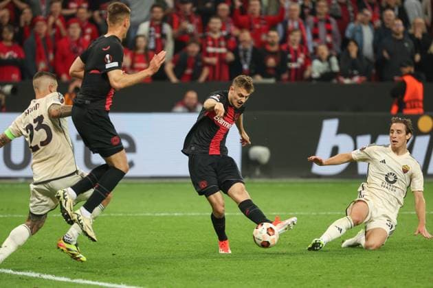 Europa League - Bayer 04 Leverkusen - AS Rom am 09.05.2024 in der BayArena in Leverkusen Josip Stanisic (Leverkusen 2) erzielt das Tor zum 2 zu 2, Edoardo Bove (AS Roma 52) und Gianluca Mancini (AS Roma 23) können nicht mehr eingreifen - Patrick Schick (Leverkusen 14) springt hoch
