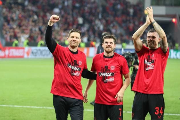 Europa League - Bayer 04 Leverkusen - AS Rom am 09.05.2024 in der BayArena in Leverkusen Trainer Xabi Alonso (Leverkusen) , Jonas Hofmann (Leverkusen 7) und Granit Xhaka (Leverkusen 34) jubeln und freuen sich