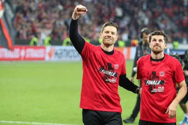 Europa League - Bayer 04 Leverkusen - AS Rom am 09.05.2024 in der BayArena in Leverkusen Trainer Xabi Alonso (Leverkusen) und Jonas Hofmann (Leverkusen 7)