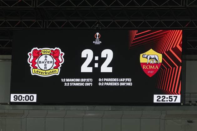 Sport Bilder des Tages Europa League - Bayer 04 Leverkusen - AS Rom am 09.05.2024 in der BayArena in Leverkusen Anzeigetafel Videoleinwand mit dem offiziellen Endergebnis 2 zu 2 - Feature, Symbol, Symbolfoto, charakteristisch, Detail