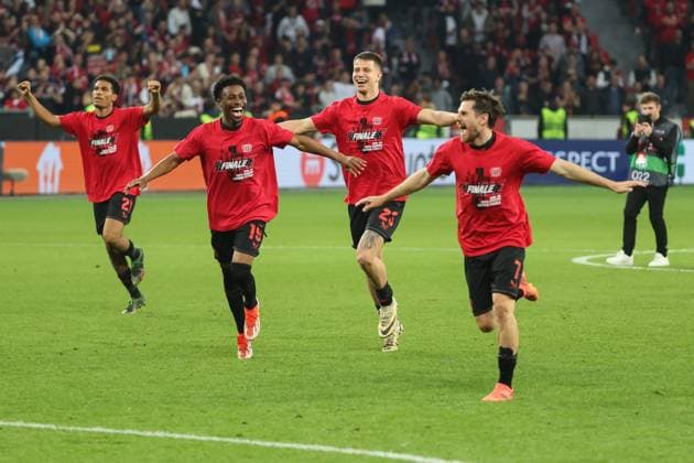 Europa League - Bayer 04 Leverkusen - AS Rom am 09.05.2024 in der BayArena in Leverkusen Die Mannschaft von Bayer Leverkusen jubelt und freut sich über das Unentschieden, hier u.a. Amine Adli (Leverkusen 21) , Nathan Tella (Leverkusen 19) , Granit Xhaka (Leverkusen 34) , Jonas Hofmann (Leverkusen 7)