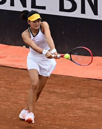 (240510) -- ROME, May 10, 2024 -- Wang Yafan of China hits a return during women s singles 1st round match against Katie Volynets of the United States at the WTA, Tennis Damen Italian Open in Rome, Italy, May 9, 2024. (Photo by Xinhua) (SP)ITALY-ROME-TENNIS-WTA-ROME OPEN AlbertoxLingria 