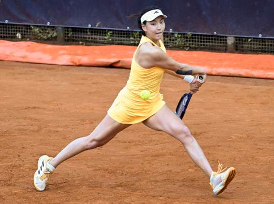 (240510) -- ROME, May 10, 2024 -- Wang Xinyu of China hits a return during women s singles round of 64 match against Beatriz Haddad Maia of Brazil at the WTA, Tennis Damen Italian Open in Rome, Italy, May 9, 2024. (Photo by Xinhua) (SP)ITALY-ROME-TENNIS-WTA-ROME OPEN AlbertoxLingria 