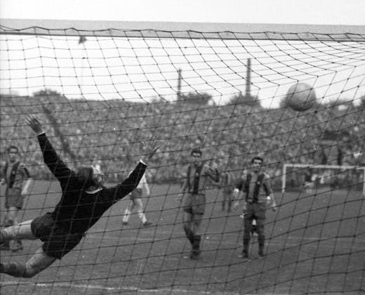 Archivbilder der Woche Sport KW19 Europapokal der Landesmeister, 1960 1961, Halbfinale Hamburger SV - FC Barcelona, Barca 2:1 26.04.1961 Tor 1:0 durch Peter Wulf (nicht auf dem Bild). Torwart Antoni Ramallets (Barca) ist geschlagen *** European Champion Clubs Cup, 1960 1961, semi-final Hamburger SV FC Barcelona 2 1 26 04 1961 Goal 1 0 by Peter Wulf not on the picture Goalkeeper Antoni Ramallets Barca is beaten HM