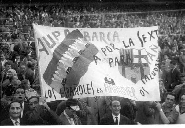 Archivbilder der Woche Sport KW19 Europapokal der Landesmeister, 1960 1961, Halbfinale Hamburger SV - FC Barcelona, Barca 2:1 26.04.1961 Spanische Gastarbeiter aus Hannover grüßen den FC Barcelona und erhoffen sich den 6. spanischen Europapokalsieg *** European Champion Clubs Cup, 1960 1961, semi-final Hamburger SV FC Barcelona 2 1 26 04 1961 Spanish guest workers from Hanover greet FC Barcelona and hope for the 6th Spanish European Cup victory HM