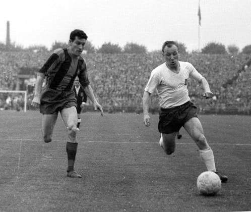 Archivbilder der Woche SPORT KW19 Archivbilder der Woche Sport KW19 Europapokal der Landesmeister, 1960 1961, Halbfinale Hamburger SV - FC Barcelona, Barca 2:1 26.04.1961 rechts Uwe Seeler (HSV) am Ball *** European Champion Clubs Cup, 1960 1961, semi-final Hamburger SV FC Barcelona 2 1 26 04 1961 right Uwe Seeler HSV on the ball HM