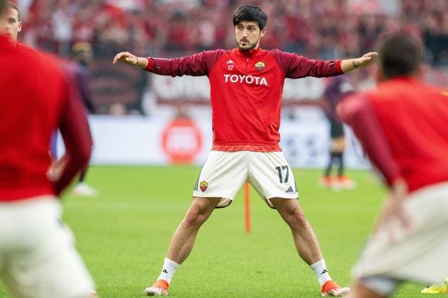 GER, EL, Bayer 04 Leverkusen vs AS Roma, Saison 2023 24, 09.05.2024, BayArena, Leverkusen, GER, EL, Bayer 04 Leverkusen vs AS Roma, Saison 2023 24, Im Bild: Sardar Azmoun (AS Roma, 17) Aufwärmen vor dem Spiel Training; Einzelaktion, Ganzkörper Ganzkoerper; Freisteller, Einzelbild, Aktion, Action, Spielszene; Gestik, Mimik, Emotionen; *** GER, EL, Bayer 04 Leverkusen vs AS Roma, Season 2023 24, 09 05 2024, BayArena, Leverkusen, GER, EL, Bayer 04 Leverkusen vs AS Roma, Season 2023 24, In the picture Sardar Azmoun AS Roma, 17 Warm-up before the match Training Single action, Full body Full body Crop, Single image, Action, Action scene Gestures, Facial expressions, Emotions nordphotoxGmbHxx xDenkinger nph00015